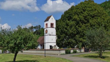 Reformierte Kirche St. Niklaus in Lausen mit LInde