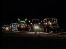 Weihnachtsfahrt mit leuchtenden Traktoren